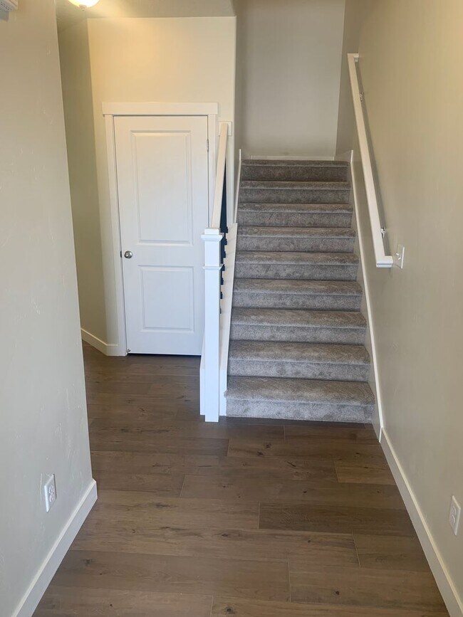 Foto del edificio - 6 Brand New Townhomes