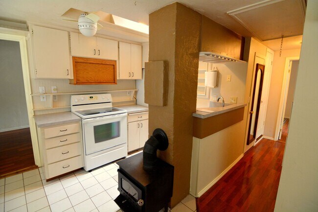 Building Photo - Shoreline 3 bedroom/1 bath