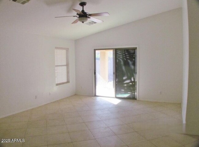 Foto del edificio - 45599 W Dirk St