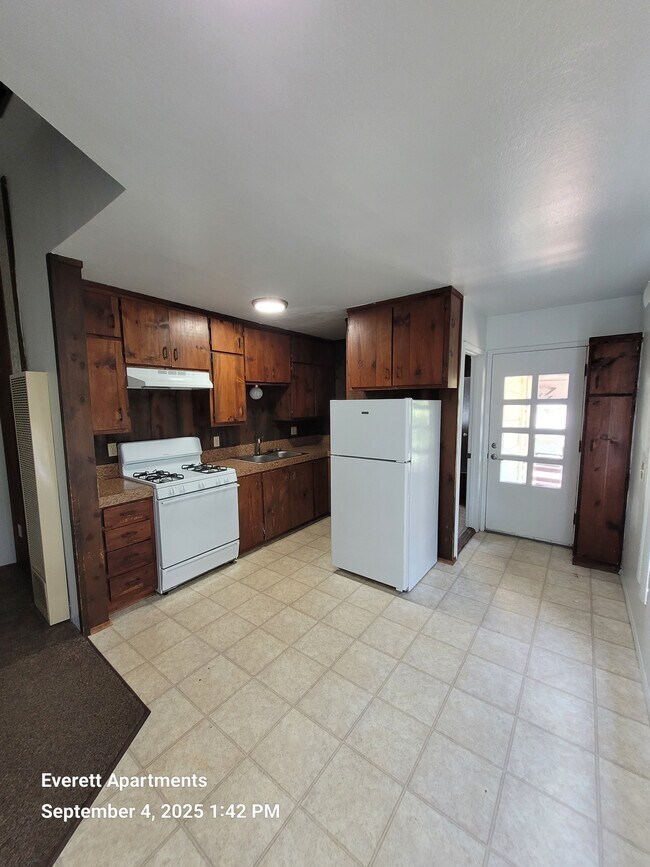 Building Photo - 742 W 4th St