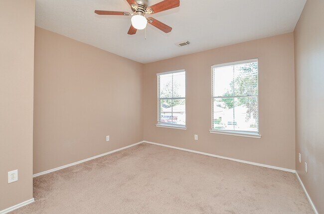 Foto del edificio - 17327 Davenway Dr