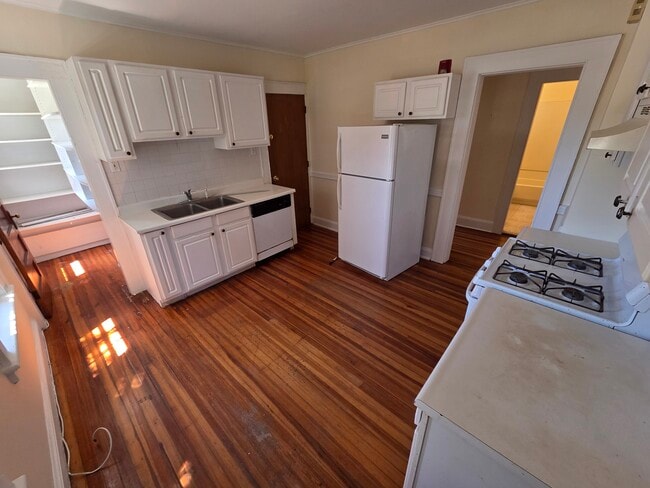 Building Photo - 494 Villa Ave