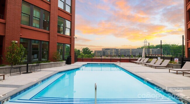 Foto del edificio - 300 E 36th St