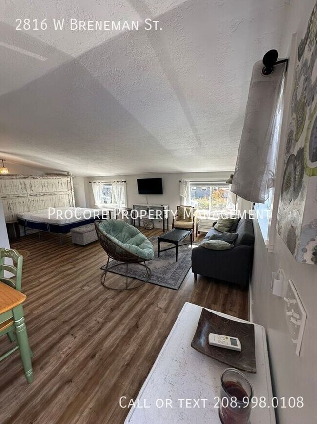 Foto del edificio - Charming Upper Unit Studio –Above Garage | $1,195.00 | Near Downtown