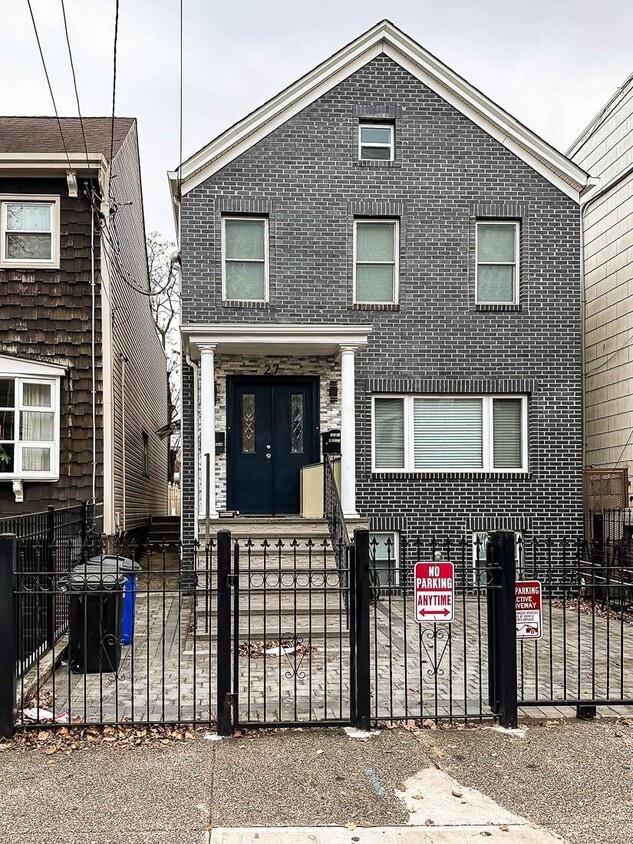 Primary Photo - 27 Beacon Ave