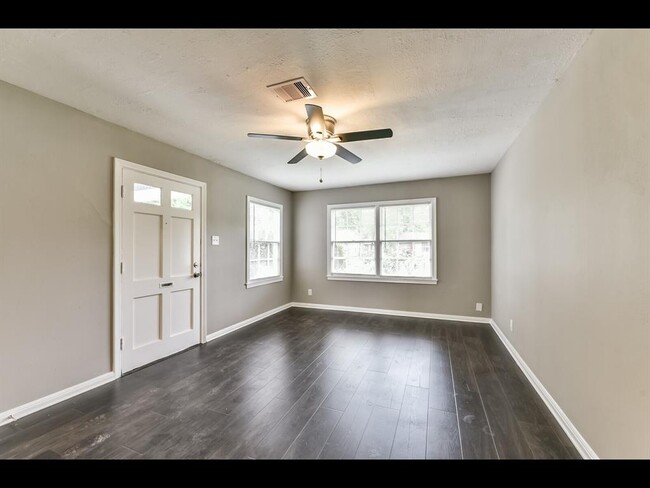 Building Photo - 5130 Enyart St