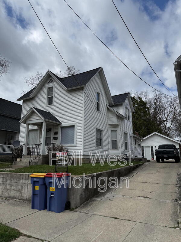 Building Photo - 927 10th St NW