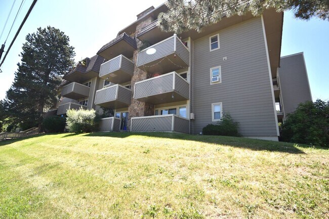 Foto del edificio - SHORT TERM RENTAL FOR SPRING 2026! 3 Bedroom, 2 Bathroom Penthouse Condo
