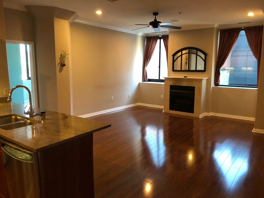 Sala de estar abierta con madera noble. - 225 N New Jersey St