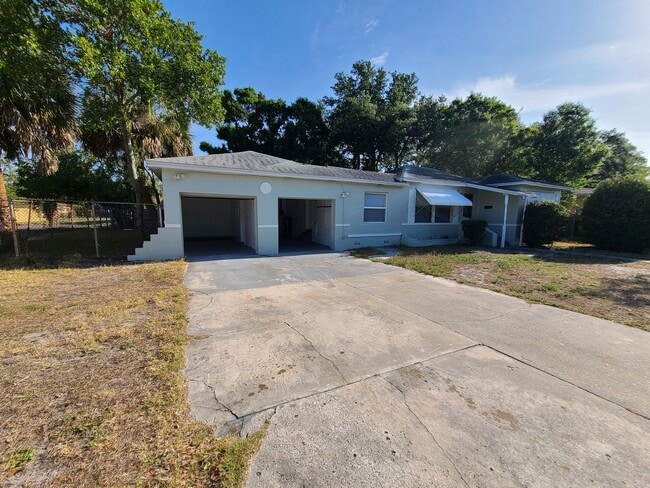 Foto del edificio - Stunning Corner-Lot Rental: 4BR/2BA with Courtyard