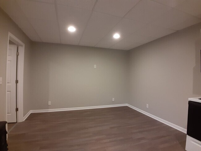 Foto del edificio - Radford, 1 BR / 1 BA Apartment, Available May 20th