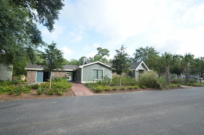 Building Photo - 1877 Montclair Dr