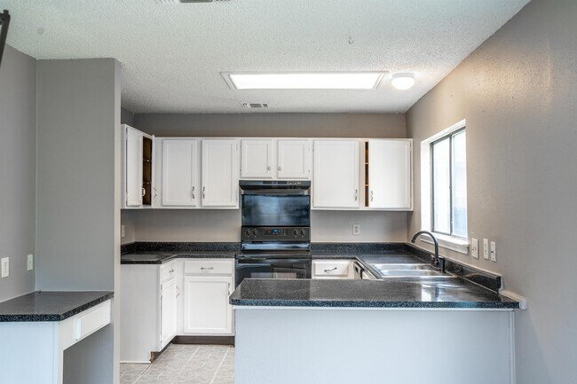 Foto del edificio - 9811 Sugarloaf Dr