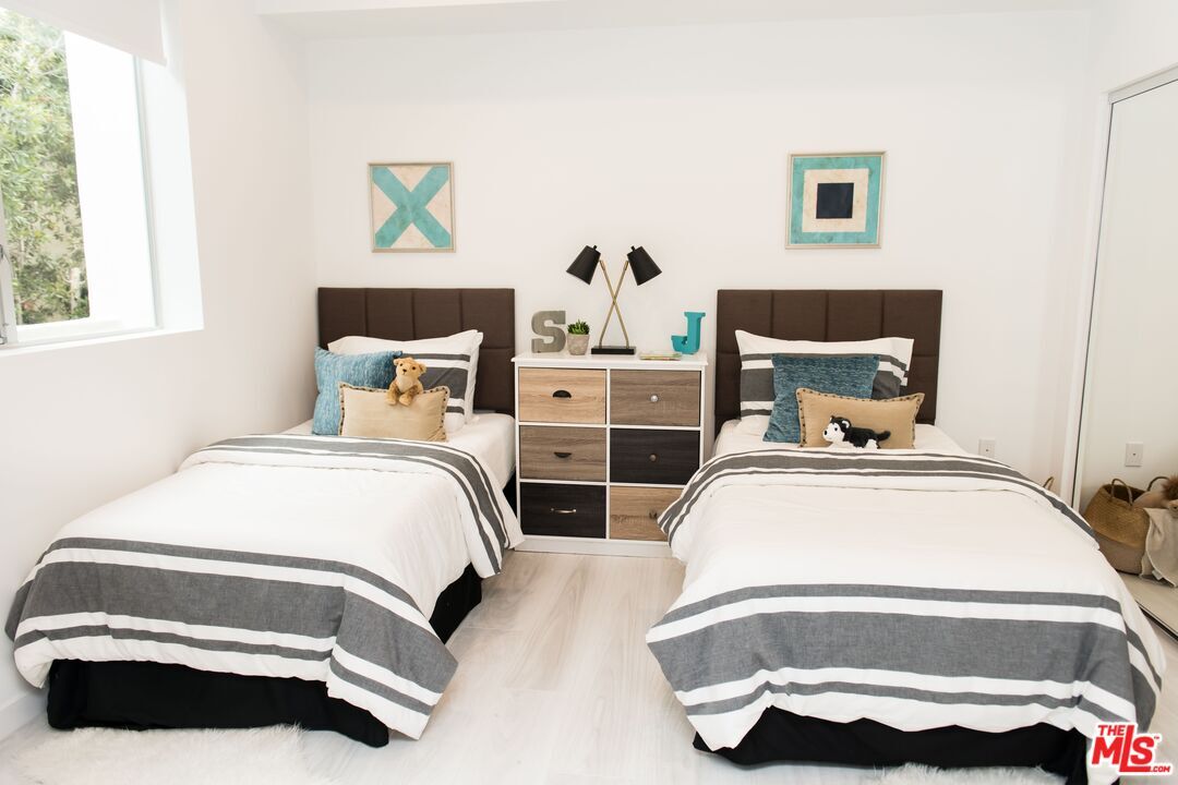 Foto principal - 625 S Barrington Ave