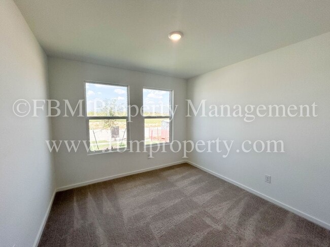 Building Photo - 644 W Criner St