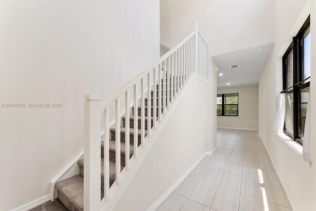 Foto del edificio - 2485 Primrose Pl