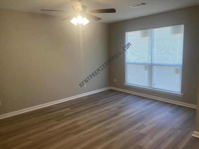 Foto del edificio - 1307 Lee Mac Dr