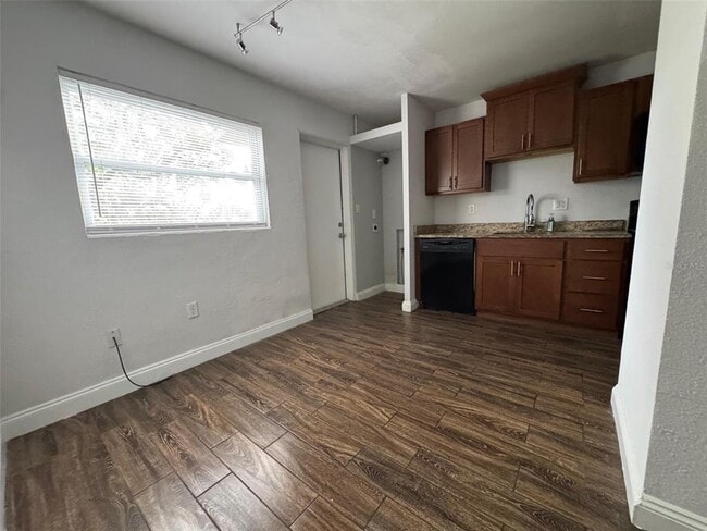 Building Photo - 505 Varsity St