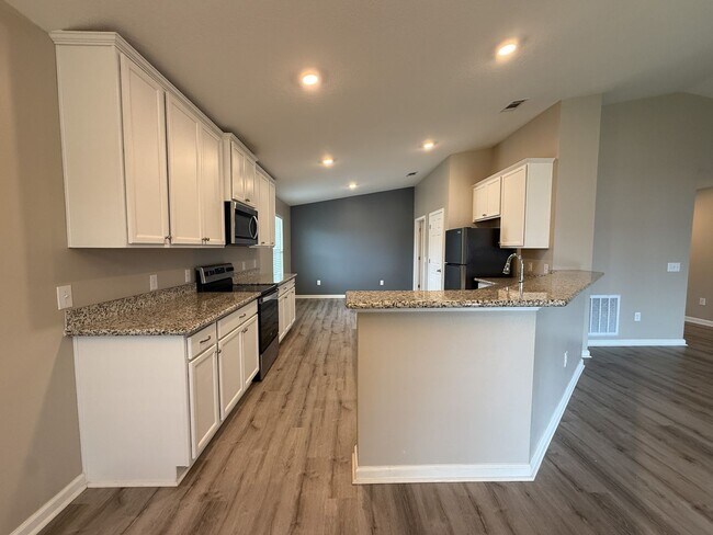 Foto del edificio - Beautiful 3 bedroom 2 bath brick craftsman home available for rent! POWER INCLUDED!