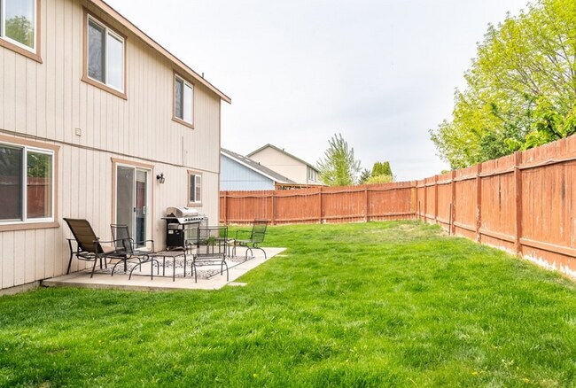 Foto del edificio - Large 4 Bedroom 2 Bathroom Pet Friendly Home