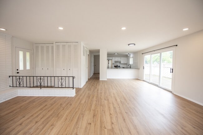 Building Photo - 512 Sprague Rd