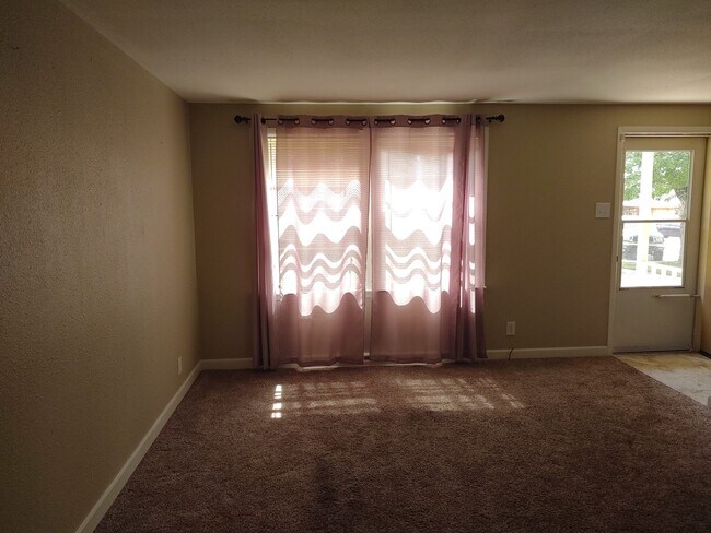 Building Photo - ALL PROSPECTIVE TENANTS MUST SUBMIT A $58 NON-REFUNDABLE APPLICATION FEE PER APPLICANT ONLINE AND...