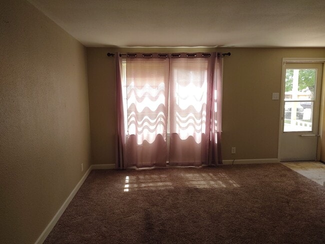 Foto del edificio - ALL PROSPECTIVE TENANTS MUST SUBMIT A $58 NON-REFUNDABLE APPLICATION FEE PER APPLICANT ONLINE AND...