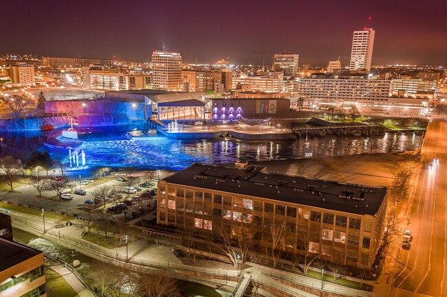 Foto del edificio - Central High & Stephenson Mills Apartments