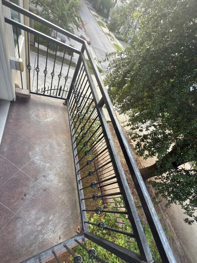 Foto del edificio - 1326 W Bell St