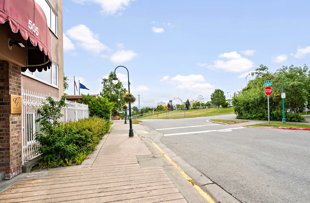 Foto principal - Amazing Downtown Location Private and Fully-Furnished 1 Bedroom Apartments