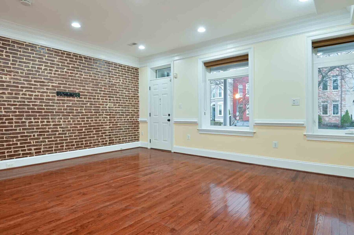 Primary Photo - 611 L St NE