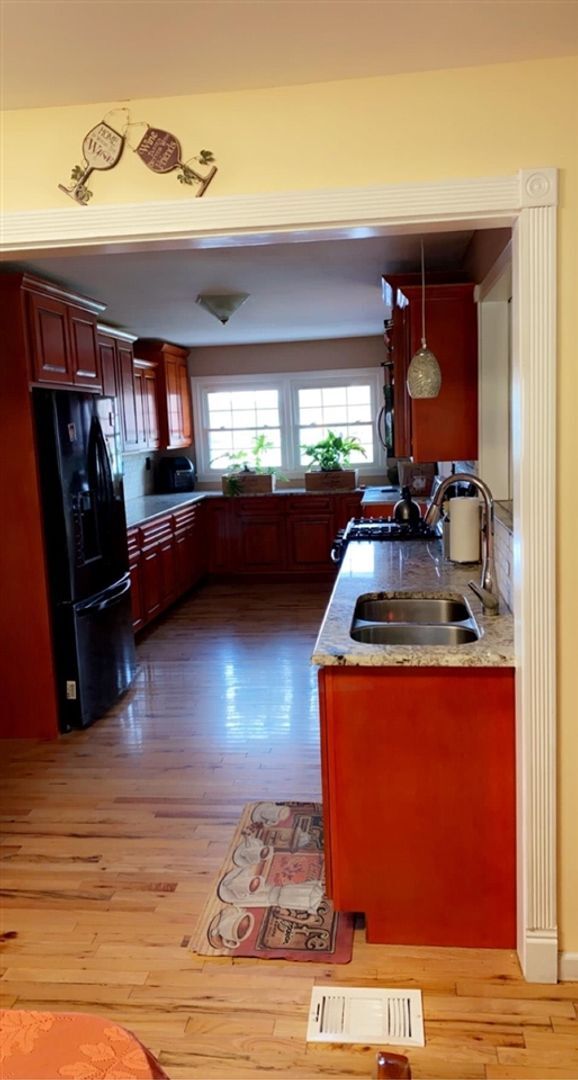 Building Photo - 4 bed 2 bath