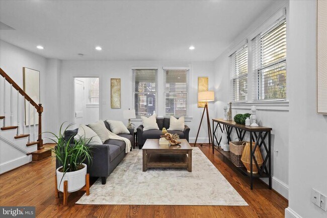 Building Photo - 521 Quintana Pl NW