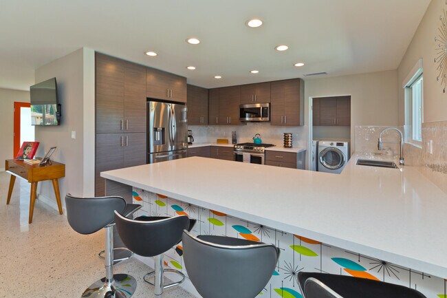 Building Photo - 1356 San Mateo Dr