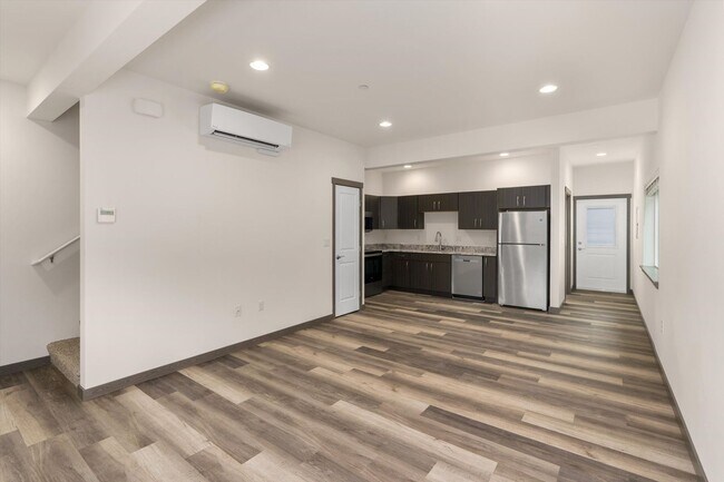 Foto del edificio - Beautiful Spacious Two Bedroom Townhouse i...