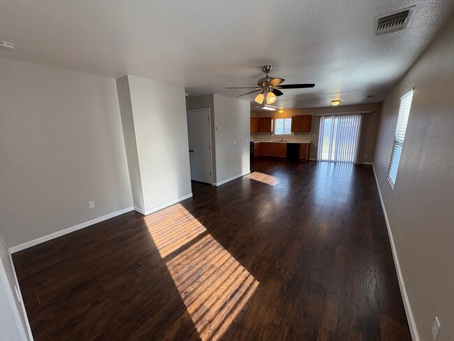 Foto del edificio - SW Visalia Home move in ready