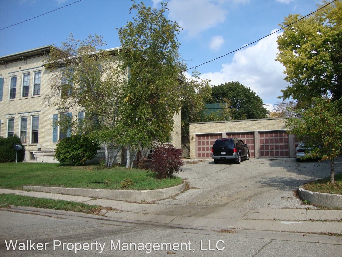 Building Photo - 302 St Lawrence Ave
