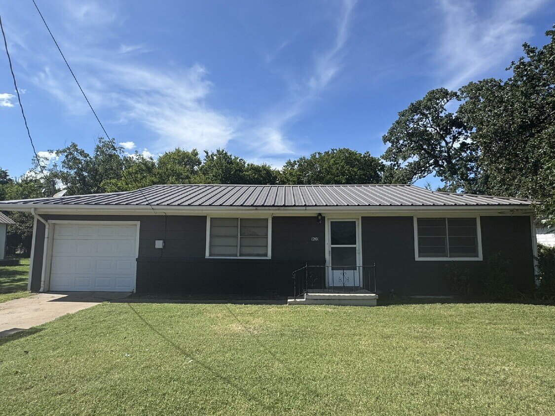 Primary Photo - Cozy 2 Bed, 1 Bath Home