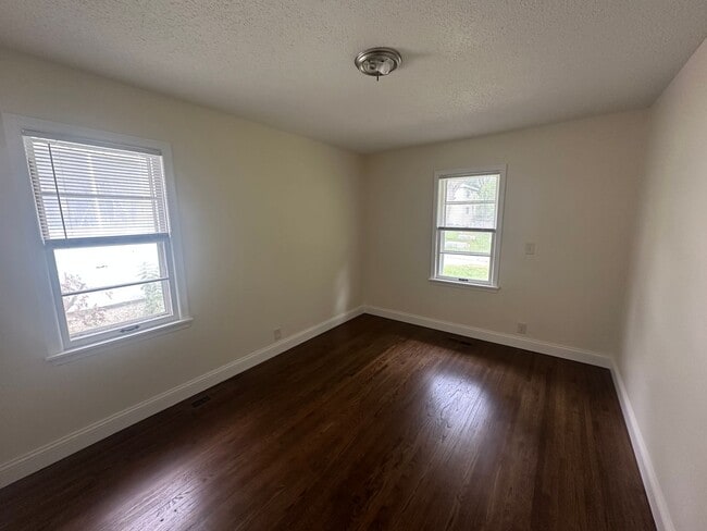 Foto del edificio - Large 1 bedroom side by side w/ LOTS Of UP...