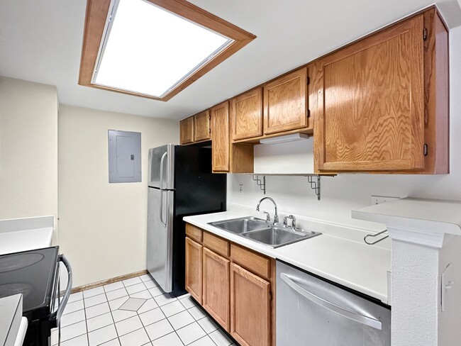 Foto del edificio - Charming 2-Bedroom Condo in Prime Location - Woodside Village