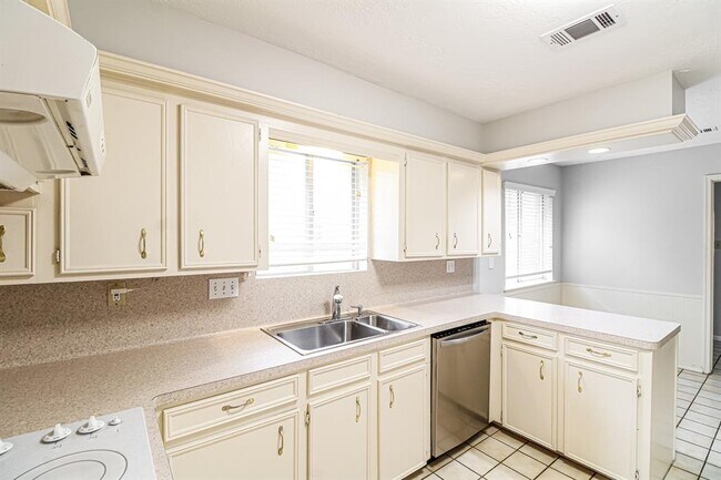 Foto del edificio - 16411 Clearcrest Dr
