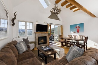 Building Photo - 7 Saddle Ridge Rd