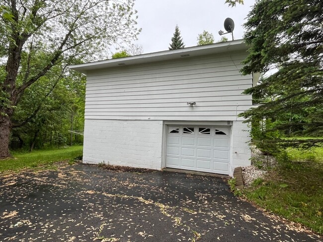 Building Photo - Lakeside 5 Bedroom 3 Bath Home Available N...