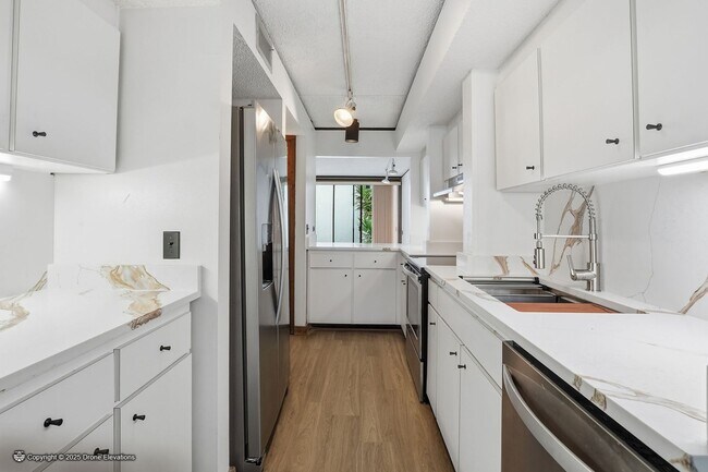 Foto del edificio - DOWNTOWN ~ Luxury Gene Leedy Townhouse ~ with Community Pool