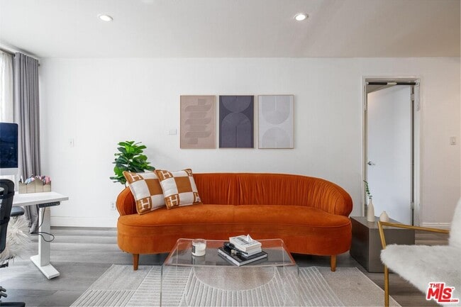 Foto del edificio - 321 S San Vicente Blvd