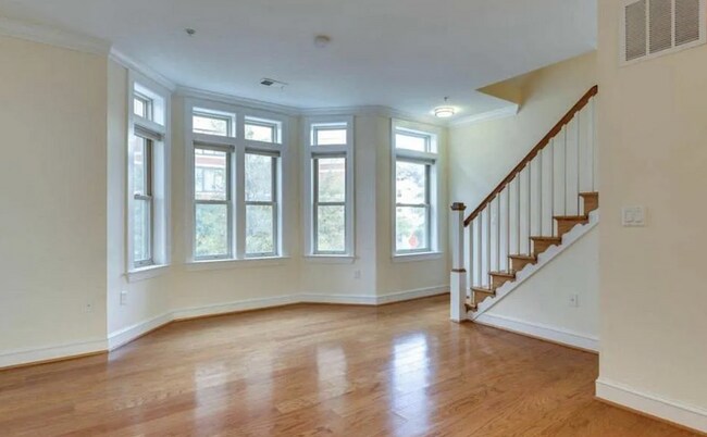 Foto del edificio - 2237 Fairfax Dr