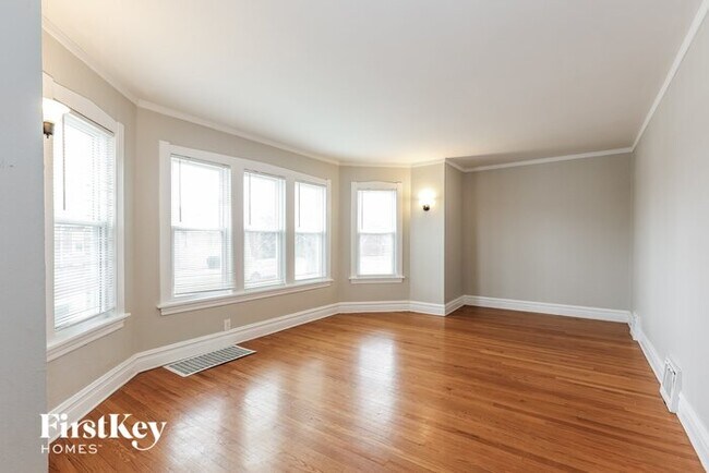 Foto del edificio - 3042 N Lowell Ave