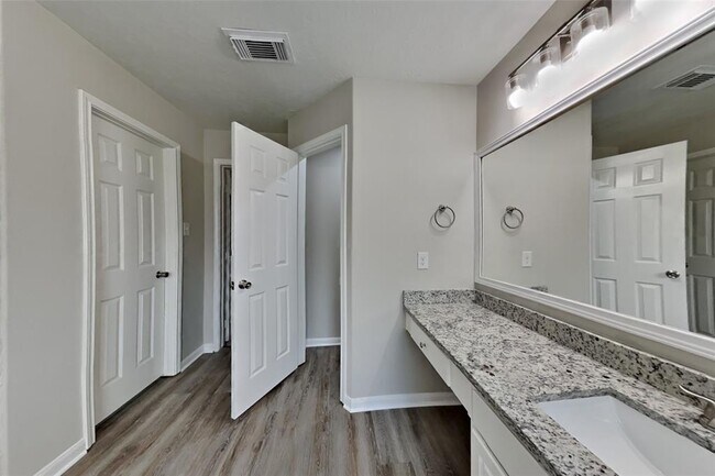 Foto del edificio - 12231 Piney Bend Dr