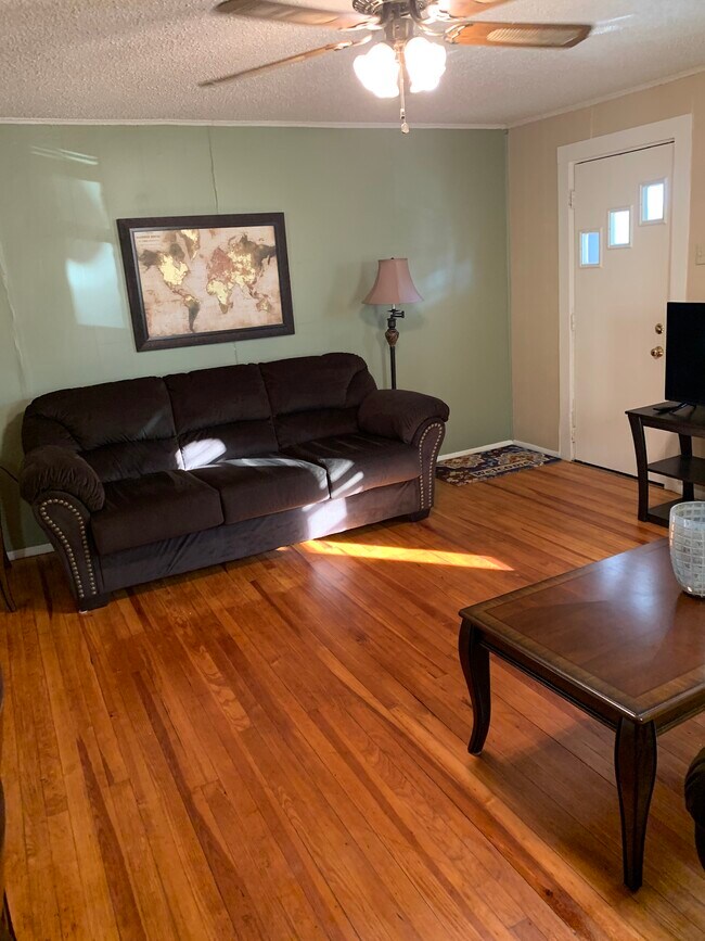 Sala de estar - 934 Vine St