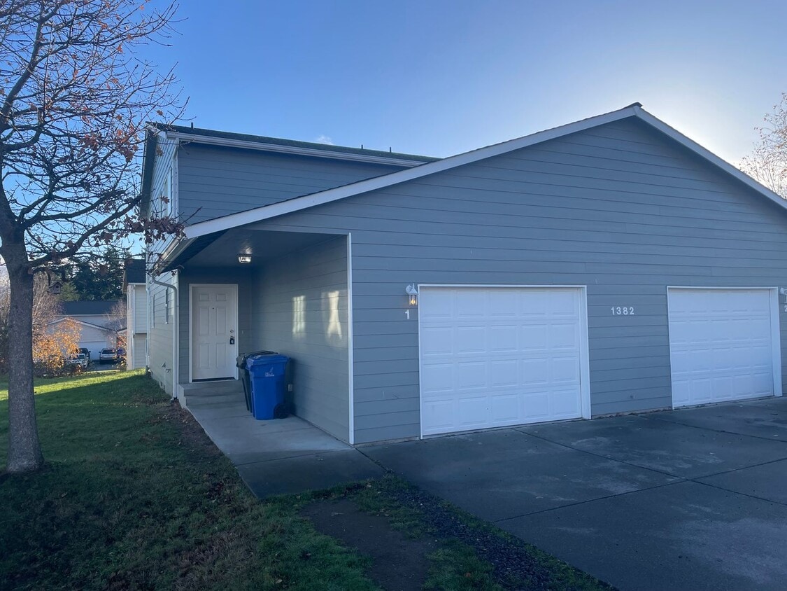 Building Photo - Pantoleon (1382 NW Elwha St)